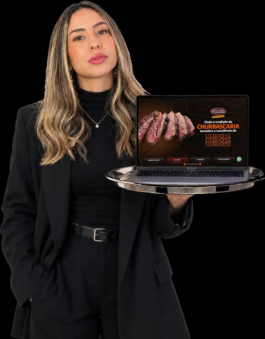 Fundadora da Lumarian segurando uma bandeja de prata com um MacBook